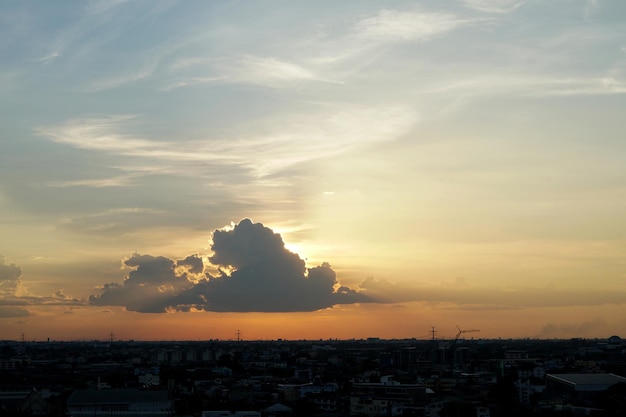 Sonnenuntergang mit Nimbuswolken am Himmel über der Stadt