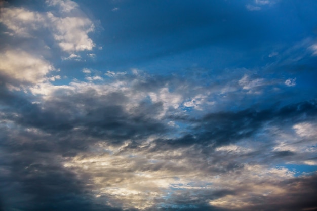 Sonnenuntergang mit schönem blauem Himmel