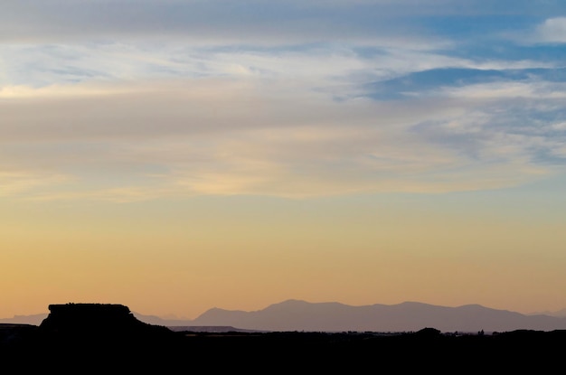 Sonnenuntergang mit Silhouette der Hügel in der Nähe von Huesca in der Provinz Saragossa Spanien