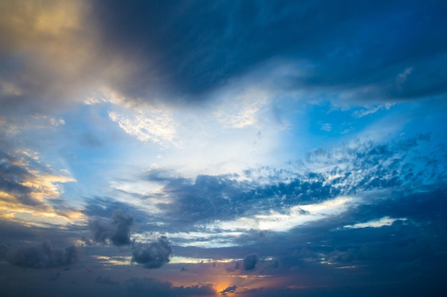 Sonnenuntergang mit Sonnenstrahlen Himmel mit Wolken und Sonne