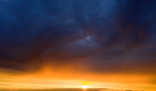 Sonnenuntergang mit Sonnenstrahlen Himmel mit Wolken und Sonne