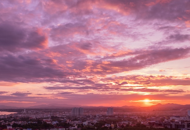 Sonnenuntergang mit Wolkenhintergrund, Sommerzeit, schöner Himmel