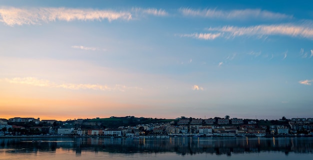 Sonnenuntergang Panoramablick auf den Hafen und das Dorf San Vicente de la Barquera Kantabrien Spanien