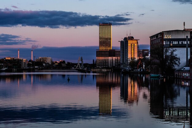 Foto sonnenuntergang reflexionen auf spree