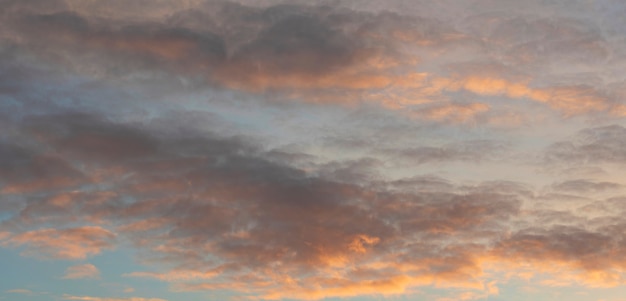 Sonnenuntergang ruhig. Zwielichthimmelhintergrund mit bunten Wolken