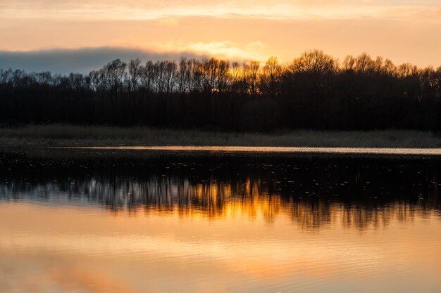 Sonnenuntergang spiegelte sich im Wasser des Flusssees