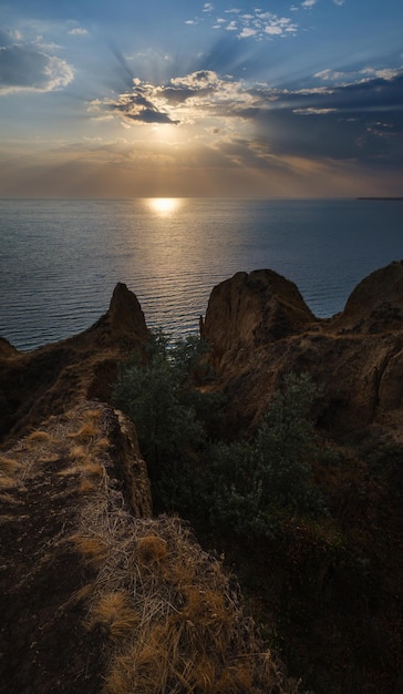 Sonnenuntergang Stanislav Lehmberge und Schluchten über der Bucht des Flusses Dnipro Ukraine