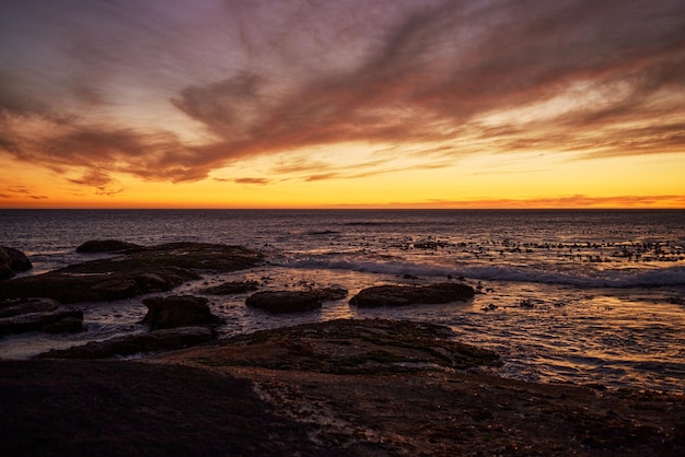 Sonnenuntergang Strand und Landschaft der natürlichen Umgebung Ozean und Meer während der Nacht im Sommer Himmel Natur Erde und Sonnenaufgang am Horizont in tropischer Ruhe und friedlicher Lage in Thailand auf einer Insel