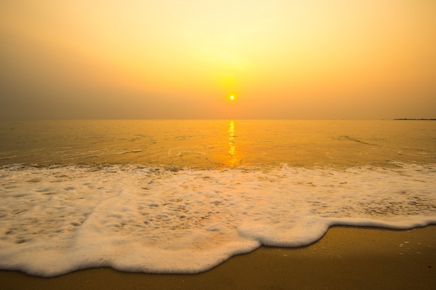 Foto sonnenuntergang szene mit welle und strand