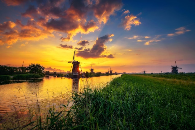 Sonnenuntergang über alten holländischen Windmühlen in Kinderdijk Niederlande