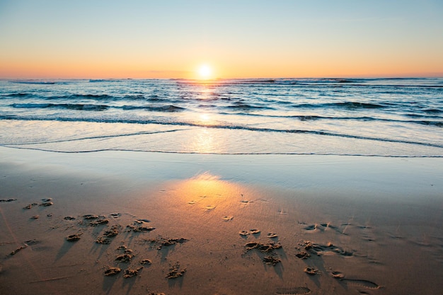 Sonnenuntergang über dem Atlantik an einem Sandstrand am Cap Ferret in Frankreich