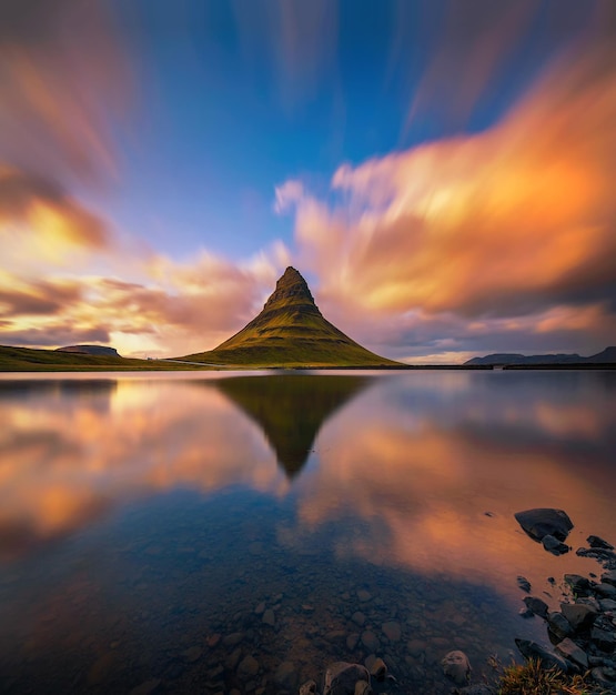 Sonnenuntergang über dem Berg Kirkjufell mit Reflexion in einem nahe gelegenen See in Island