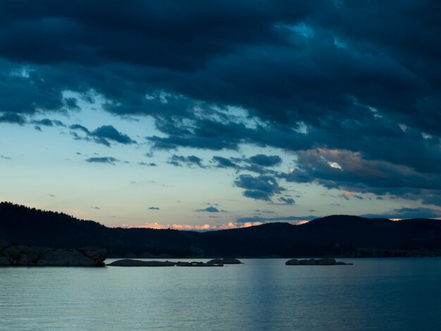 Sonnenuntergang über dem Bergsee.