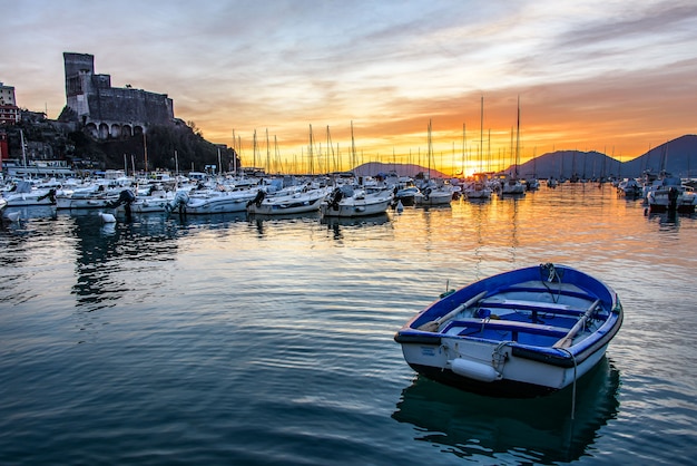 Sonnenuntergang über dem Dorf Lerici und seiner Küste