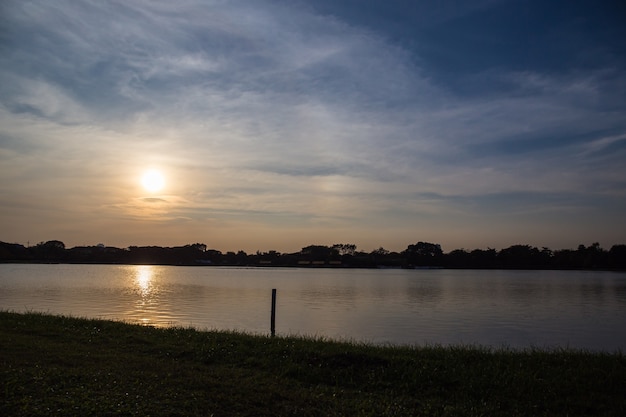 Sonnenuntergang über dem dunklen Fluss