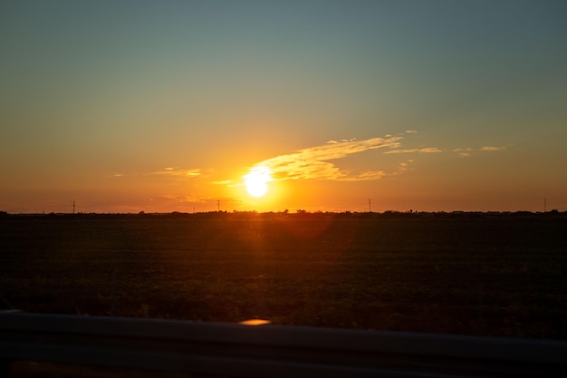 Sonnenuntergang über dem Feld kopieren