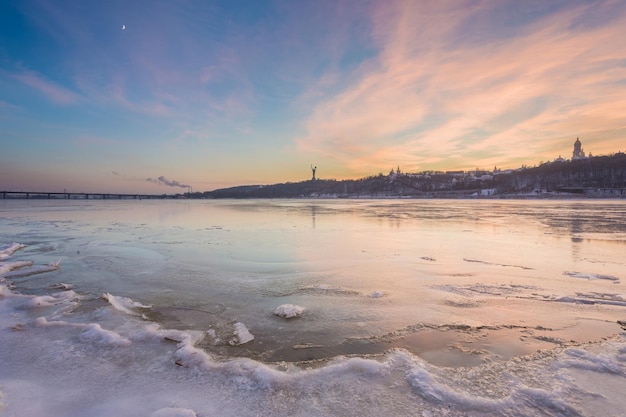 Sonnenuntergang über dem Fluss Dnjepr im Winter