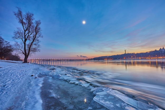 Sonnenuntergang über dem Fluss Dnjepr im Winter