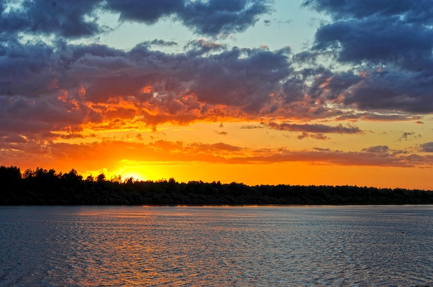 Sonnenuntergang über dem Fluss