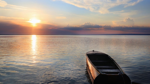 Sonnenuntergang über dem Fluss