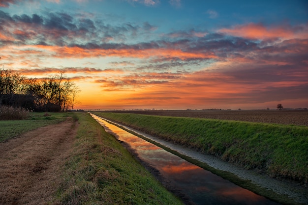 Sonnenuntergang über dem Fluss