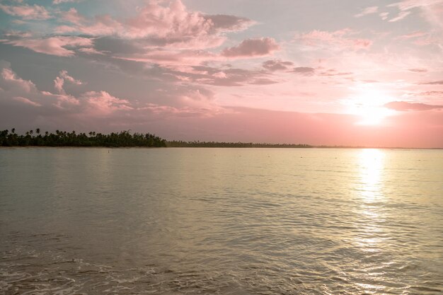 Sonnenuntergang über dem Horizont mit wunderschönen Wolken