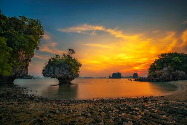 Sonnenuntergang über dem laopilae-archipel um die insel ko hong in thailand