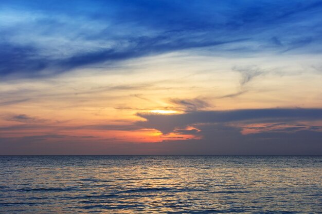 Sonnenuntergang über dem Meer an einem klaren Abend