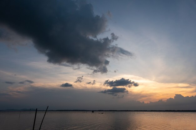 Sonnenuntergang über dem Meer bei bewölktem Himmel