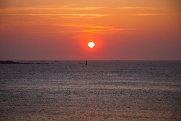 Sonnenuntergang über dem Meer Ruhiger und Zen-Atmosphärenhintergrund