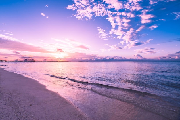 Sonnenuntergang über dem Meer schöne Wolkenlandschaft. Sturmwolken Strandsonnenuntergang mit endlosem Horizont, sanfte Wellen