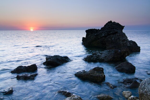 Sonnenuntergang über dem Meer Schöner bunter Sonnenuntergang über dem Schwarzen Meer auf der Krim in der Ukraine