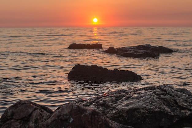 Sonnenuntergang über dem Meer zwischen den Felsen