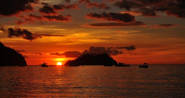 Foto sonnenuntergang über dem meer