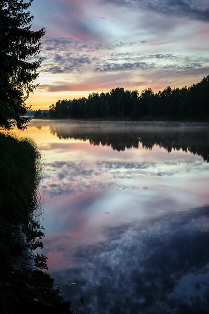 Sonnenuntergang über dem nördlichen Fluss