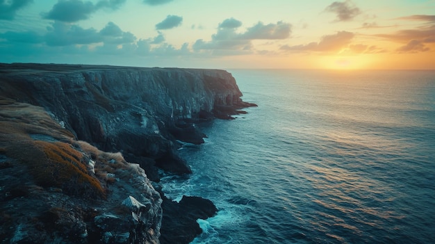 Sonnenuntergang über dem Ozean in der Nähe der Klippe