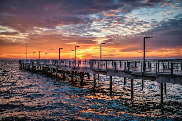 Sonnenuntergang über dem Pier in Pomorie, Bulgarien