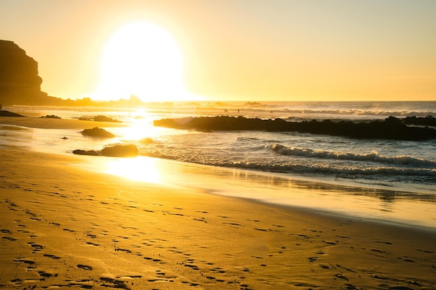 Sonnenuntergang über dem spektakulären Eagle Beach, auch bekannt als Ladder Beach