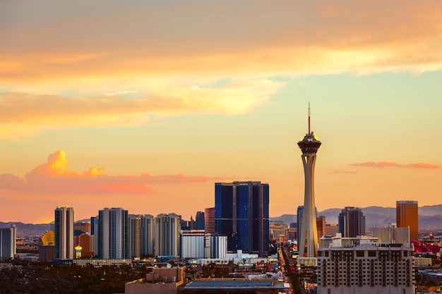 Sonnenuntergang über dem Stadthintergrund von Las Vegas