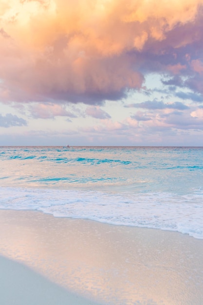 Sonnenuntergang über dem Strand am Karibischen Meer.