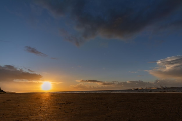 Sonnenuntergang über dem Strand der Normandie Frankreich
