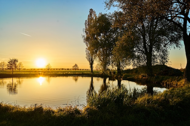 Sonnenuntergang über dem Teich