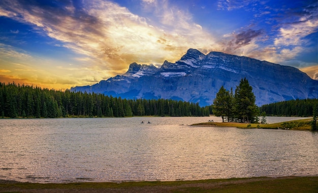 Sonnenuntergang über dem Two Jack Lake im Banff-Nationalpark mit Mt Rundle