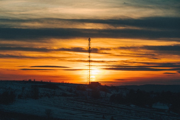 Sonnenuntergang über dem verschneiten Feld des Winters