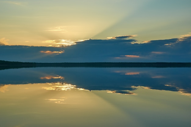 Sonnenuntergang über dem wilden Haikola-See. Reise nach Russland. Republik Karelien