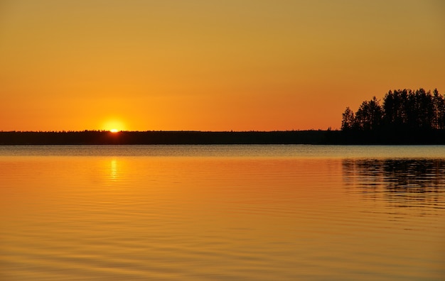 Sonnenuntergang über dem wilden Haikola-See. Reise nach Russland. Republik Karelien