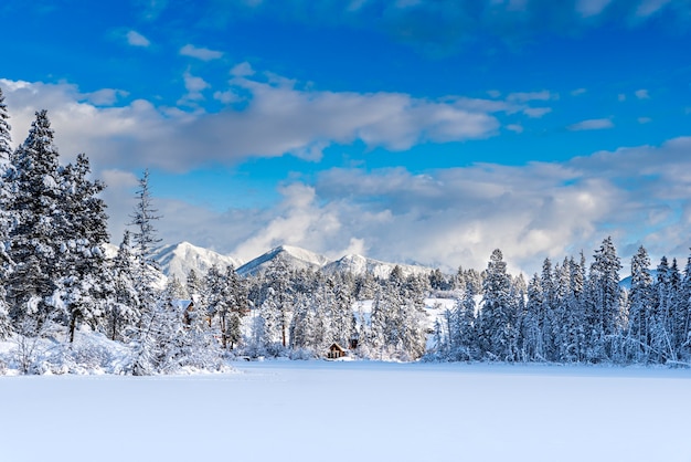 Sonnenuntergang über den Bergen und Neuschnee am Lake Lillian in der Nähe von Invermere BC