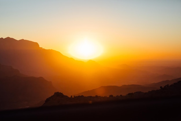 Sonnenuntergang über den Bergen