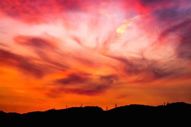 Sonnenuntergang über den Bergen