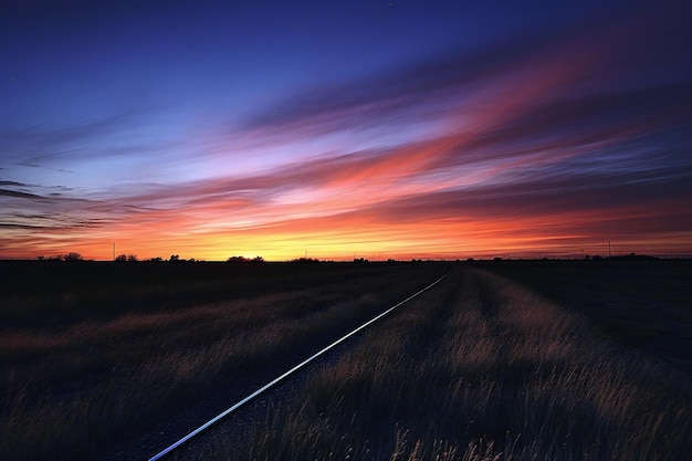 Sonnenuntergang über den Eisenbahnschienen in der Prärie im Norden Colorados